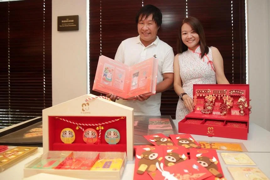 Ông Tan Tiam Lai và bà Lilian Tan với bộ sưu tập bao lì xì của họ.