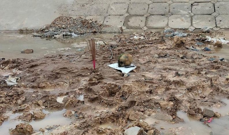Hộp sọ người bất ngờ được phát hiện nằm dưới đáy sông khi dòng sông khô nước - Ảnh: Khánh Trung