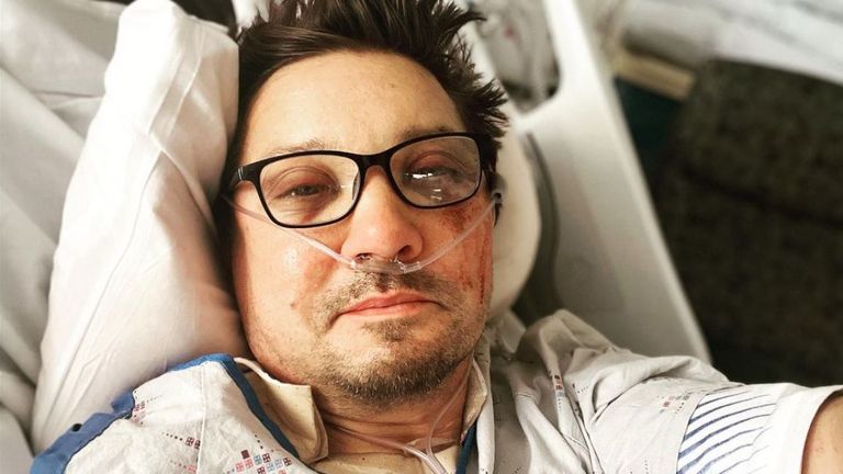 Hình ảnh Jeremy Renner trên giường bệnh, sau tai nạn nguy hiểm tính mạng