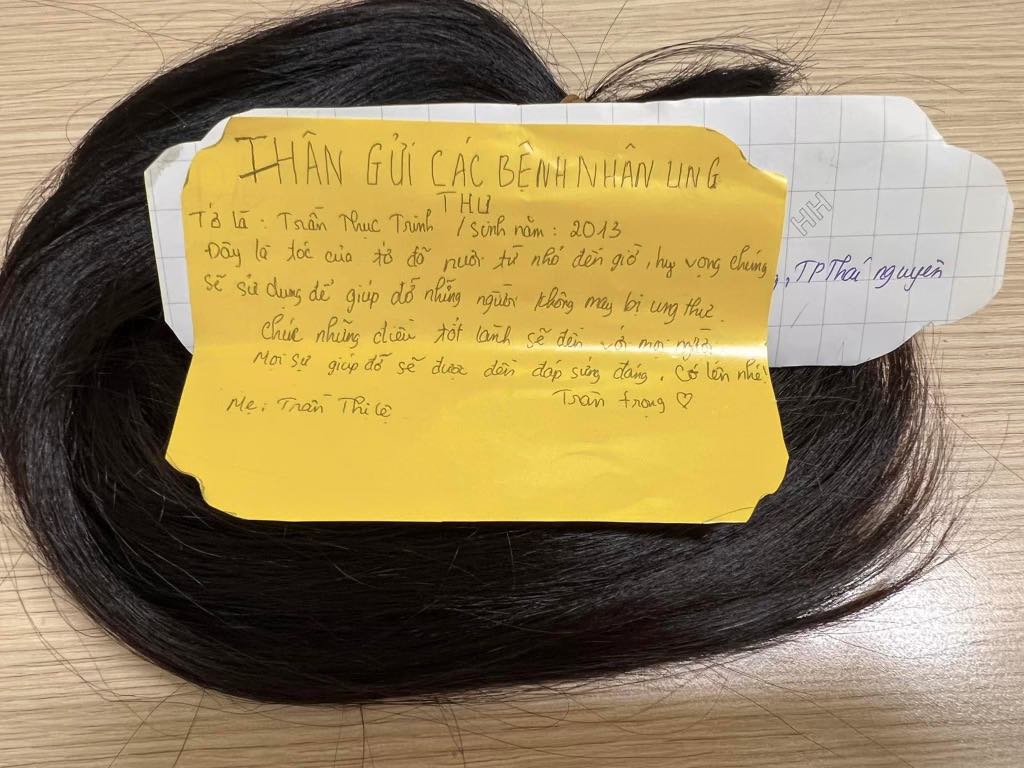 Lời nhắn gửi dễ thương của người hiến tặng tóc cho bệnh nhân ung thư