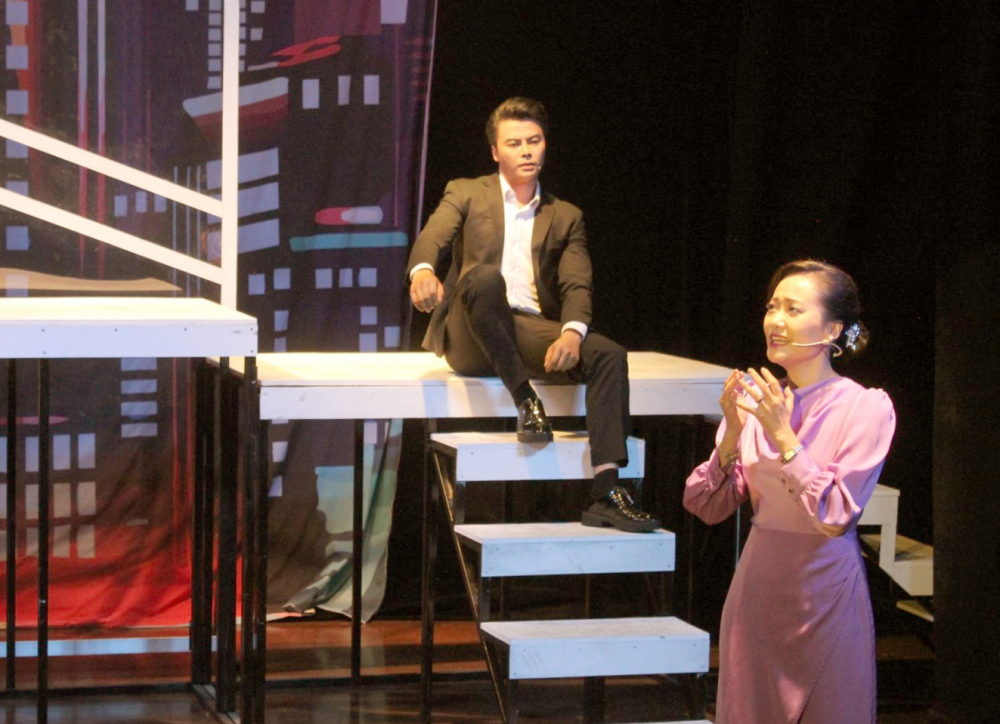 Vở nhạc kịch Em em chị chị tại nhà hát Thanh Niên với sự kết hợp của dàn diễn viên danh tiếng của sân khấu kịch nói lẫn cải lương là màu sắc độc đáo của mùa diễn tết 2023 