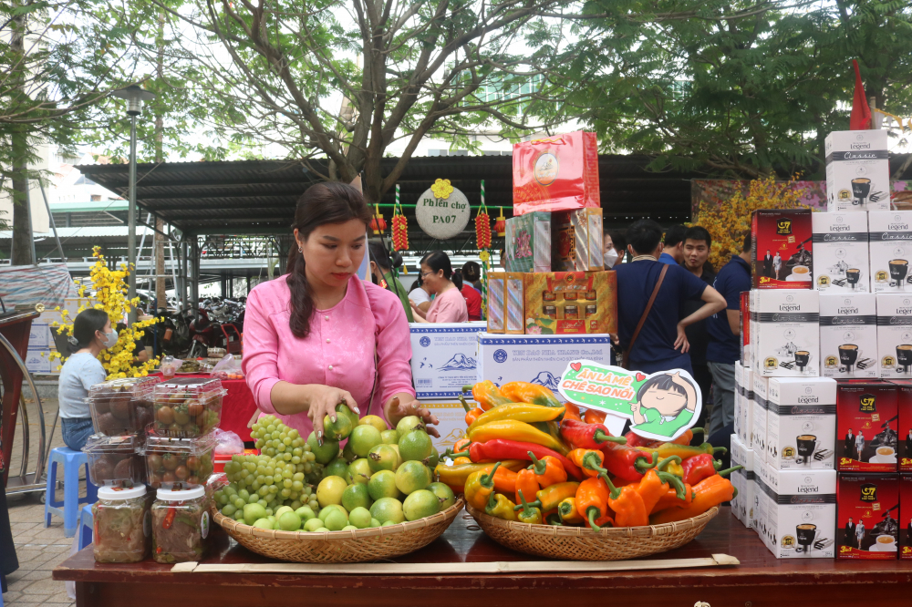 Chợ bày bán nhiều sản phẩm bánh mứt, trái cây và cả sách. 