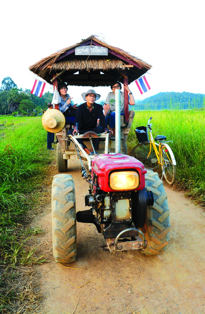 Đường làng ở Baan Na Ton Chan hệt như đường làng ở nhiều vùng quê Việt Nam- Ảnh: Jee Mananya 