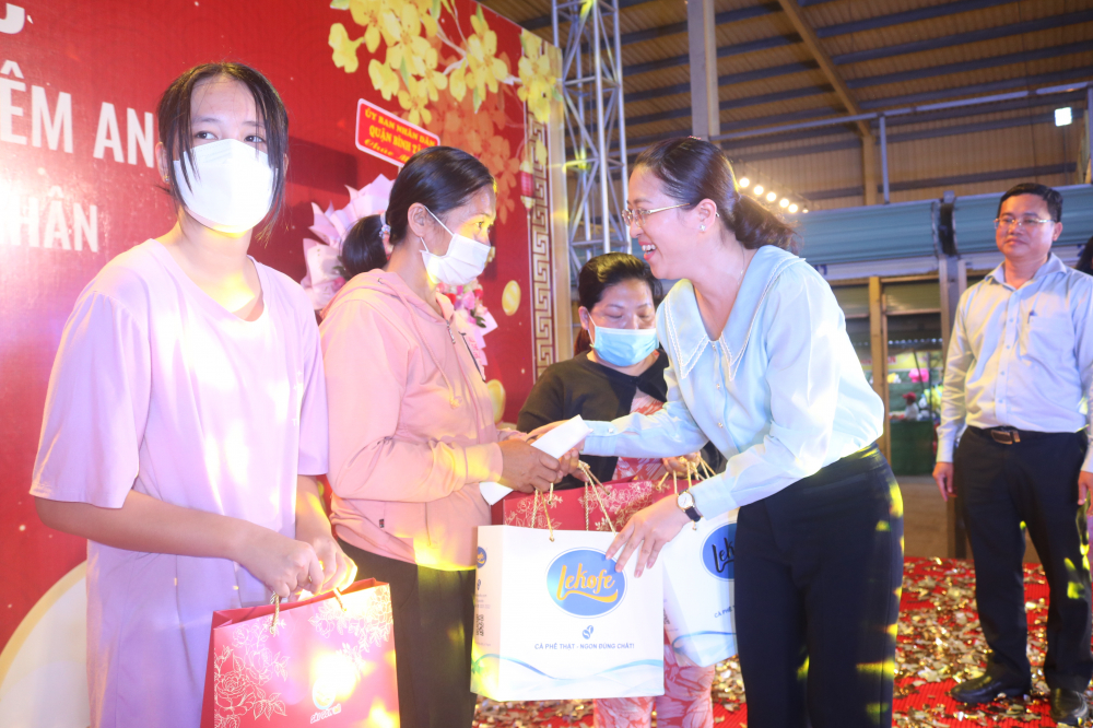 Nhân buổi lễ, Hội LHPN quận Bình Tân cũng tặng 20 phần quà cho chị em hội viên có hoàn cảnh khó khăn. 