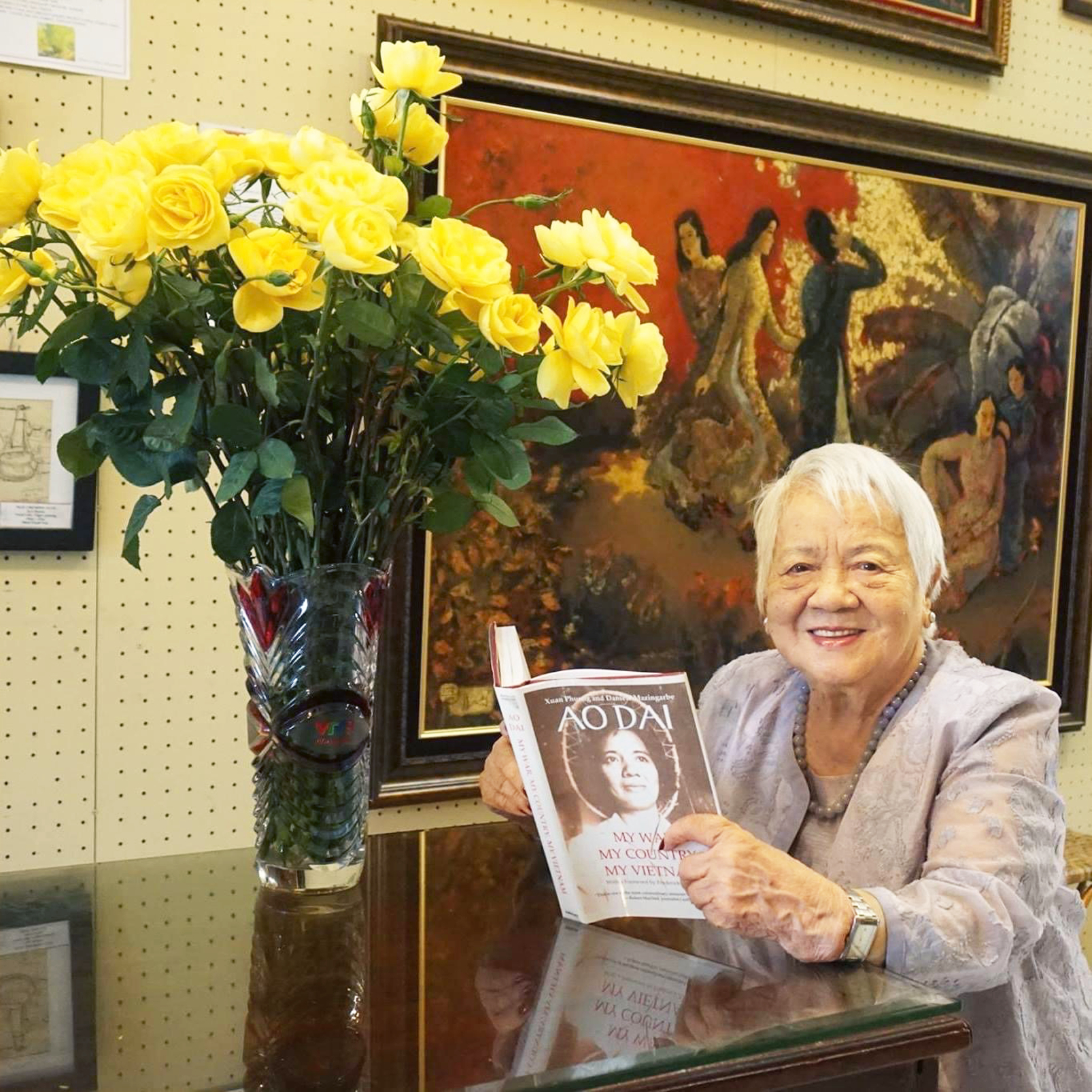 Đạo diễn, nhà văn, chủ Gallery Lotus Nguyễn Thị Xuân Phượng trẻ đẹp ở tuổi 95