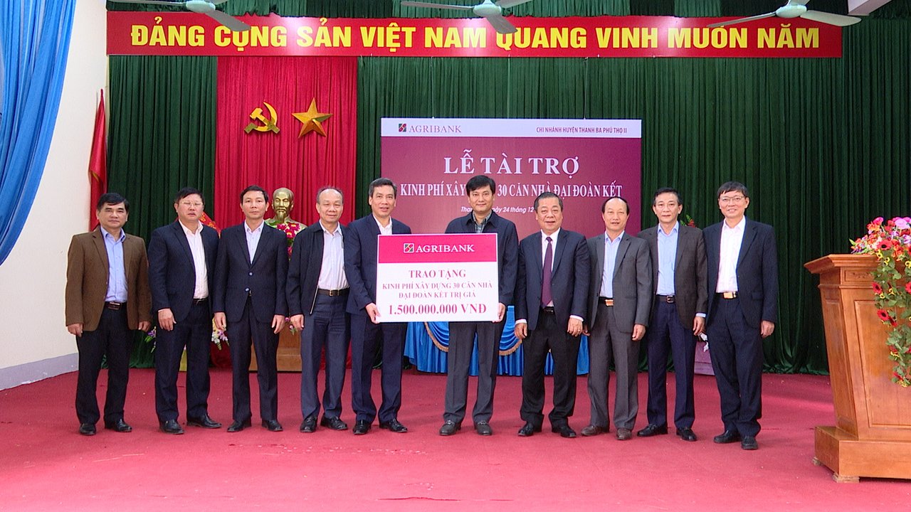 Lãnh đạo Ngân hàng Nhà nước Việt Nam và Tổng giám đốc Agribank Phạm Toàn Vượng (đứng thứ 5 từ phải sang) trao tài trợ xây dựng 30 căn nhà đại đoàn kết cho huyện Thanh Ba, Phú Thọ - Ảnh: Agribank