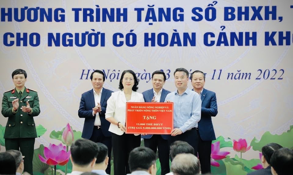 Phó tổng giám đốc Agribank Nguyễn Thị Phượng trao tặng 1.451 sổ bảo hiểm xã hội và 8.497 thẻ bảo hiểm y tế với tổng trị giá 5 tỉ đồng - Ảnh: Agribank