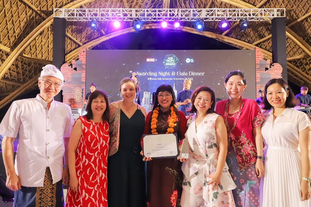 CEO Lưu Thị Thanh Mẫu (áo dài ở giữa) là đại diện của Việt Nam nhận giải thưởng “Asia Pacific Leadership in Green Building” năm 2022 và chụp hình lưu niệm với lãnh đạo Hội đồng CTX thế giới trong khuôn khổ lễ trao giải thưởng “Asia Pacific Leadership in Green Building” năm 2022 - Ảnh: Phuc Khang Corporation