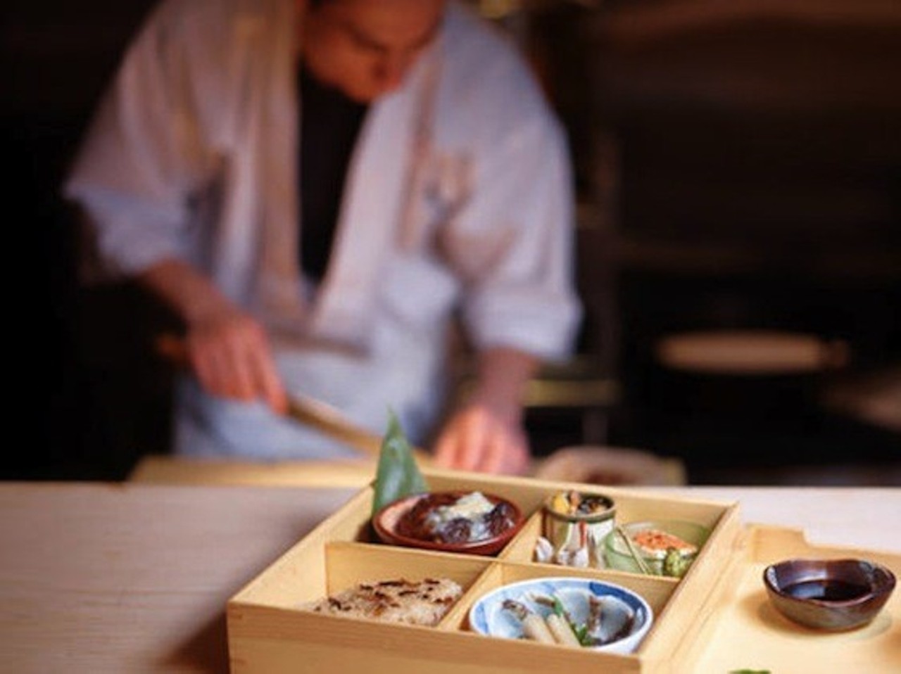 NAOE Miami, Florida Bữa ăn Sushi Tín dụng hình ảnh: NAOE/Facebook (Ảnh của Jeffery Salter) Nằm trong danh sách 40 nhà hàng hàng đầu ở Mỹ năm 2019, NAOE Miami cũng đã được tạp chí Forbes Travel Guide trao tặng 5 sao . Chuyên về ẩm thực tự nhiên của Nhật Bản tại NAOE, đầu bếp Kevin Cory tạo ra thực đơn Chef's Choice đặc biệt có giá 280 USD/người (khoảng 23.000 INR) chưa bao gồm thuế. Các yêu cầu đặc biệt cần được thực hiện trước ít nhất 10 ngày vì bữa ăn được nấu tươi mỗi ngày.