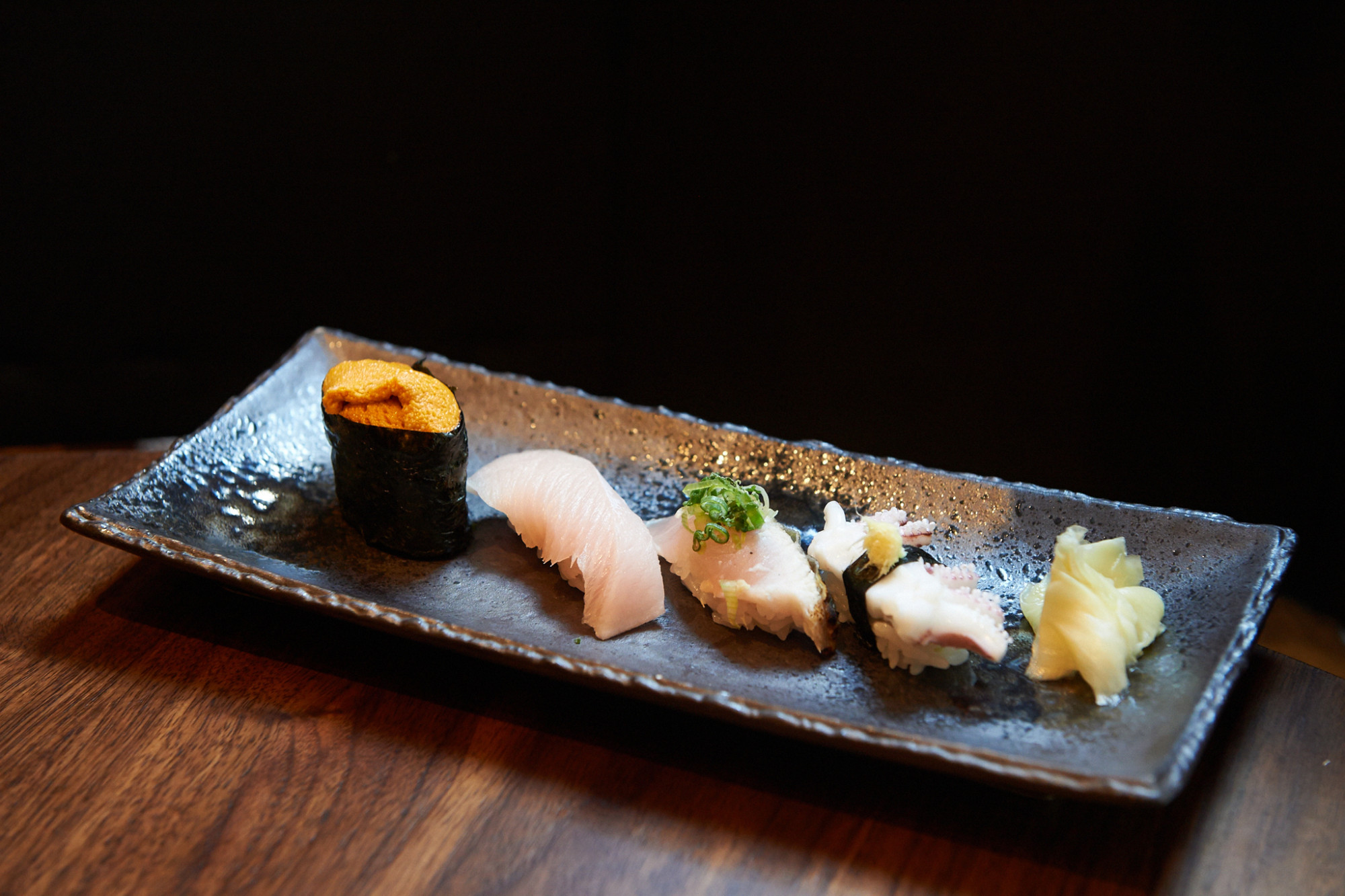 Kurumazushi, New York Bữa ăn Sushi Tín dụng hình ảnh: Kurumazushi, New York Có thể có rất nhiều cửa hàng sushi ở Manhattan, New York, nhưng người sáng lập kiêm bếp trưởng Toshihiro Uezu chuyên mang đến cho những người sành ăn sushi những kết cấu và hương vị đích thực. Khóa học Omakase 'Tuyển chọn Sushi và Sashimi của đầu bếp' của họ bắt đầu từ 300 USD (khoảng 24.000 INR) và bữa ăn sushi thông thường của họ bắt đầu từ 150 USD trở lên và bao gồm chín miếng và một cuộn sushi.