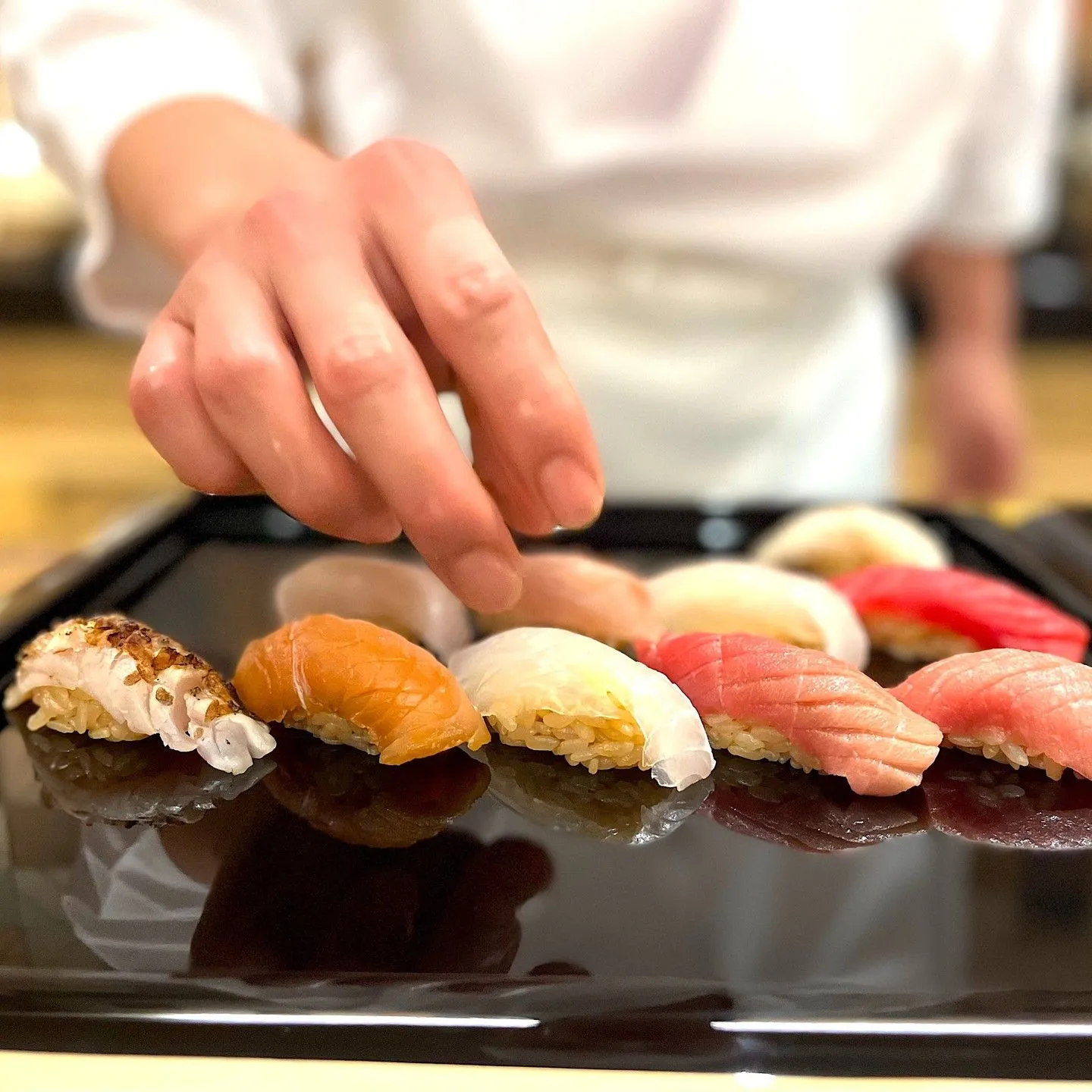 Nhà hàng cao cấp ở thành phố New York tuân theo phương pháp chuẩn bị bữa ăn sushi truyền thống của họ. Khóa học lựa chọn đầu bếp của họ có tên Kiwami có giá khoảng 450 USD (khoảng 37.000 INR) và bao gồm tám món khai vị, chín miếng Nigiri theo mùa (tương tự như sushi nhưng chỉ được làm bằng gạo và cá sống và không có thêm hương liệu nào khác) và Tamago tự làm (Nhật Bản ). trứng tráng), súp miso (súp đậu) và món tráng miệng.