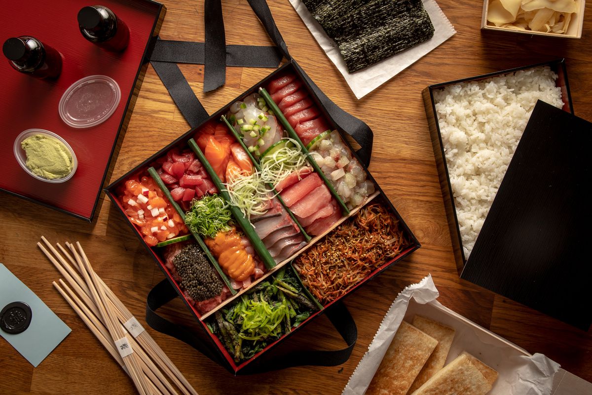 Masa, New York Bữa ăn sushi đắt nhất Tín dụng hình ảnh: Masa, New York Không chỉ là nhà hàng sushi đắt nhất ở Mỹ mà còn là một trong những nhà hàng đắt nhất thế giới, Masa được biết đến là nơi phục vụ một trong những bữa ăn sushi đắt nhất, được chế biến tinh xảo bởi đầu bếp Masayoshi Takayama.  Trải nghiệm quầy Hinoki (cây bách Nhật Bản) độc đáo của họ cho phép một người ngồi tại quầy sushi tuyệt đẹp của họ và thưởng thức một trong những món ăn đặc trưng của họ được phục vụ với thịt bò Wagyu Ohmi Tataki, một loại thịt bò độc đáo với những vết cắt chính xác. Nó có giá khổng lồ 950 USD mỗi người (khoảng 78.000 INR) hiện nay từ 800 USD (khoảng 66.000 INR) trước đây.  Theo một báo cáo vào tháng 3 năm 2022 của Eater , New York, Masa đã nâng tầm của họ lên cao hơn bằng cách định giá một trong những bữa ăn ngon nhất của họ, bao gồm thịt bò wagyu, toro trứng cá muối và kem nấm cục trắng. Nó hiện có giá khoảng 1.000 USD mỗi người (khoảng 82.000 INR), bao gồm thuế.  Và tại sao không? Không chỉ ưu tiên sự hoàn hảo trong việc tạo ra những bữa ăn tinh tế, họ còn yêu cầu thực khách hạn chế sử dụng nước hoa để không làm ảnh hưởng đến trải nghiệm hương thơm của những thực khách khác khi họ đang thưởng thức bữa ăn của mình.