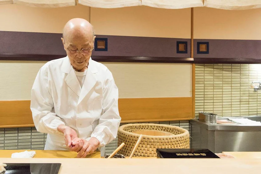 Sukiyabashi Jiro, Tokyo: Thực đơn cụ thể của nhà hàng 3 sao Michelin có tiêu đề Món Sushi ngẫu nhiên của Sukiyabashi Jiro có giá khoảng 400 USD (khoảng 9 triệu). Tên gọi như thế vì món sushi này gần như không được lặp lại và được sáng tạo theo cảm hứng của đầu bếp đạt sao Michelin Sukiyabashi Jiro.   Cũng như các đầu bếp khác, ông Jiro cũng có quy định nghiêm ngặt về việc thực khách sử dụng nước hoa trong nhà hàng của mình. 