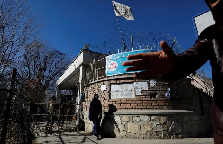 Những kẻ cầm quyền Taliban ở Afghanistan đã ra lệnh cấm vô thời hạn việc học đại học đối với phụ nữ nước này vào tháng 12 năm 2021. Ảnh: Ali Khara/Reuters