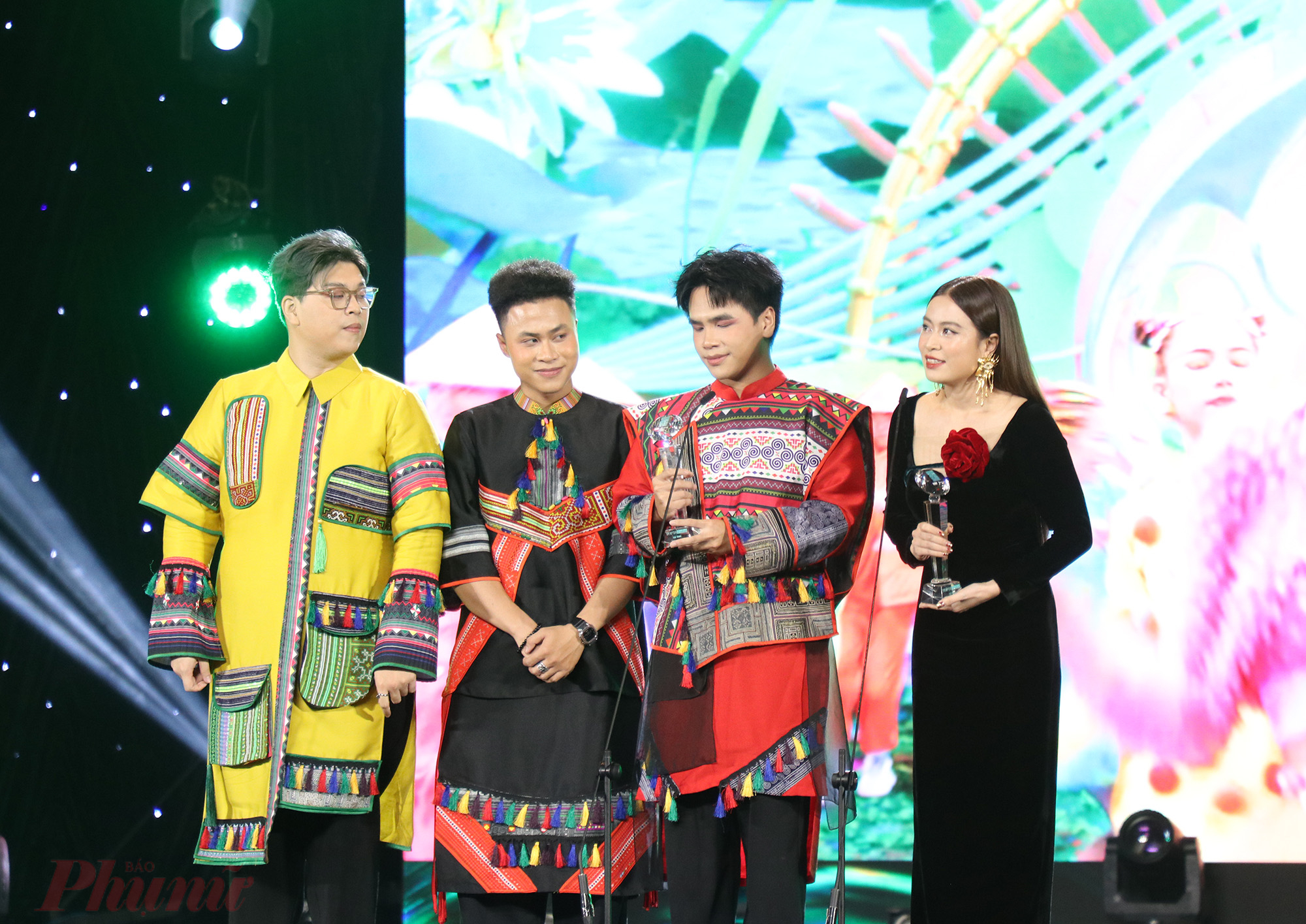 Hoàng Thuỳ Linh và nhóm DTAP trên sân khấu nhận giải