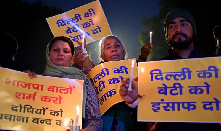 Những người ủng hộ đảng Aam Aadmi cầm quyền ở Delhi tổ chức một cuộc biểu tình dưới ánh nến để ủng hộ người phụ nữ 20 tuổi, người đã qua đời sớm vào ngày đầu năm mới. Ảnh: Sajjad Hussain/AFP/Getty Images