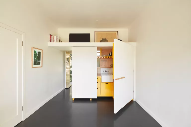 6. HOẶC NẮM LẤY MỘT THIẾT KẾ ẨN THÔNG MINH  Hình ảnh 1 trên 3 a fold away kitchen in a studio apartment (Tín dụng hình ảnh: Tom Ross) căn hộ studio có bếp gấp (Tín dụng hình ảnh: Tom Ross c/o Agius Scorpo Architects) một phòng ngủ trong một căn hộ studio (Tín dụng hình ảnh: Tom Ross) Mặt khác, đôi khi chính những ý tưởng thông minh nhất có thể thực sự biến đổi không gian và giúp tạo ra một ngôi nhà có cảm giác như có các phòng riêng biệt, ngay cả khi không.   Kiến trúc sư Nic Agius, đồng sáng lập Agius Scorpio Architects, cho biết: “Tôi đã tiếp cận ý tưởng có vẻ vô lý về việc thêm phòng vào một kế hoạch nhỏ . Ông nói thêm: “Việc xem xét lại nhiệm vụ của các bức tường và cửa ra vào đã cho phép những bổ sung này.  Nhà bếp được gắn vào một bức tường như vậy, ẩn sau một cánh cửa xoay lớn biến thành nhà bếp hai bức tường, trong khi phía bên kia là phòng ngủ với giường bệ nâng giúp tận dụng thêm không gian.
