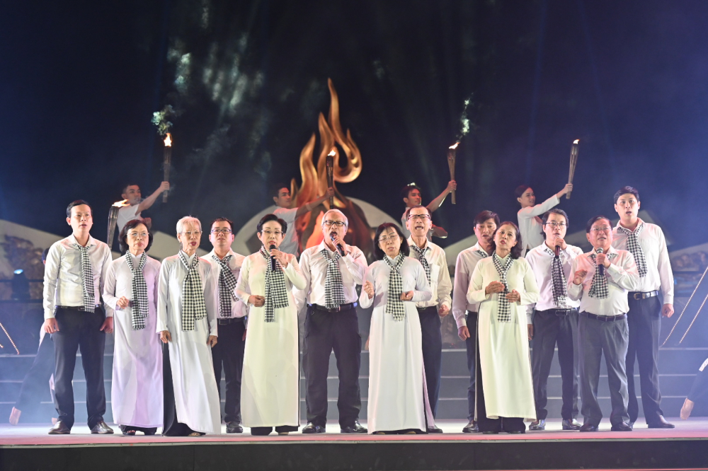 những người từng tham gia đêm hội ngày nào là nhạc sĩ Trần Xuân Tiến và nhóm ca truyền thống Thành đoàn TPHCM