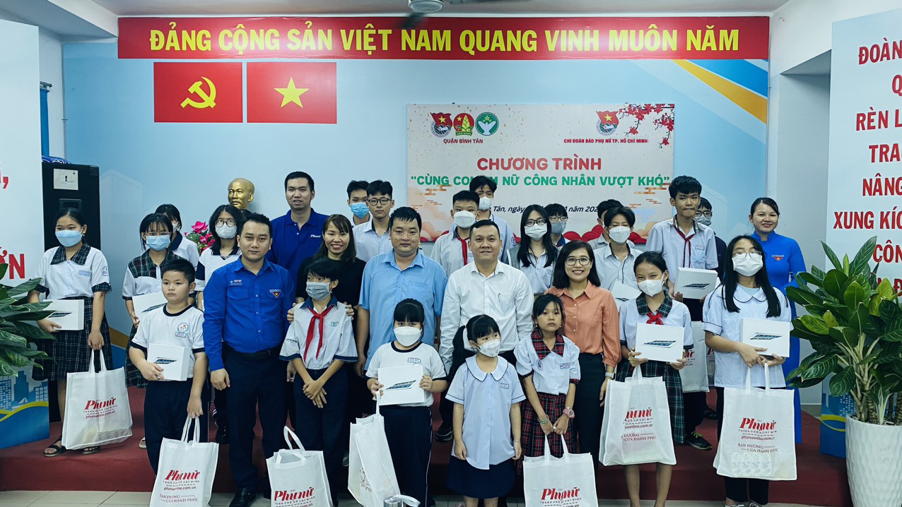 Có 25 em học sinh là con em nữ công nhân có hoàn cảnh khó khăn ở quận Bình Tân được nhận quà dịp này.