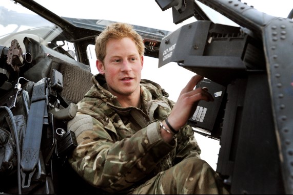 Hoàng tử Harry tại đường bay do Anh kiểm soát tại Trại Bastion ở tỉnh Helmand của Afghanistan vào năm 2012, nơi anh đang phục vụ với tư cách là phi công/xạ thủ trực thăng Apache. Ảnh: AFP