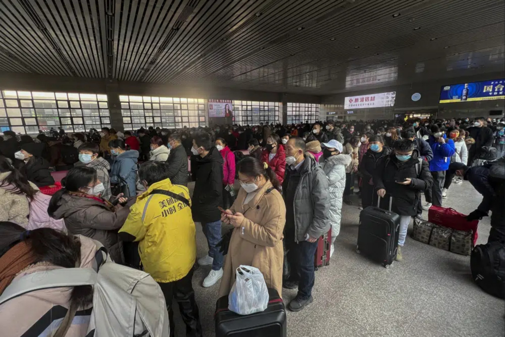 Người dân Trung Quốc đổ xô đi du lịch sau khi chính phủ dỡ bỏ hạn chế.