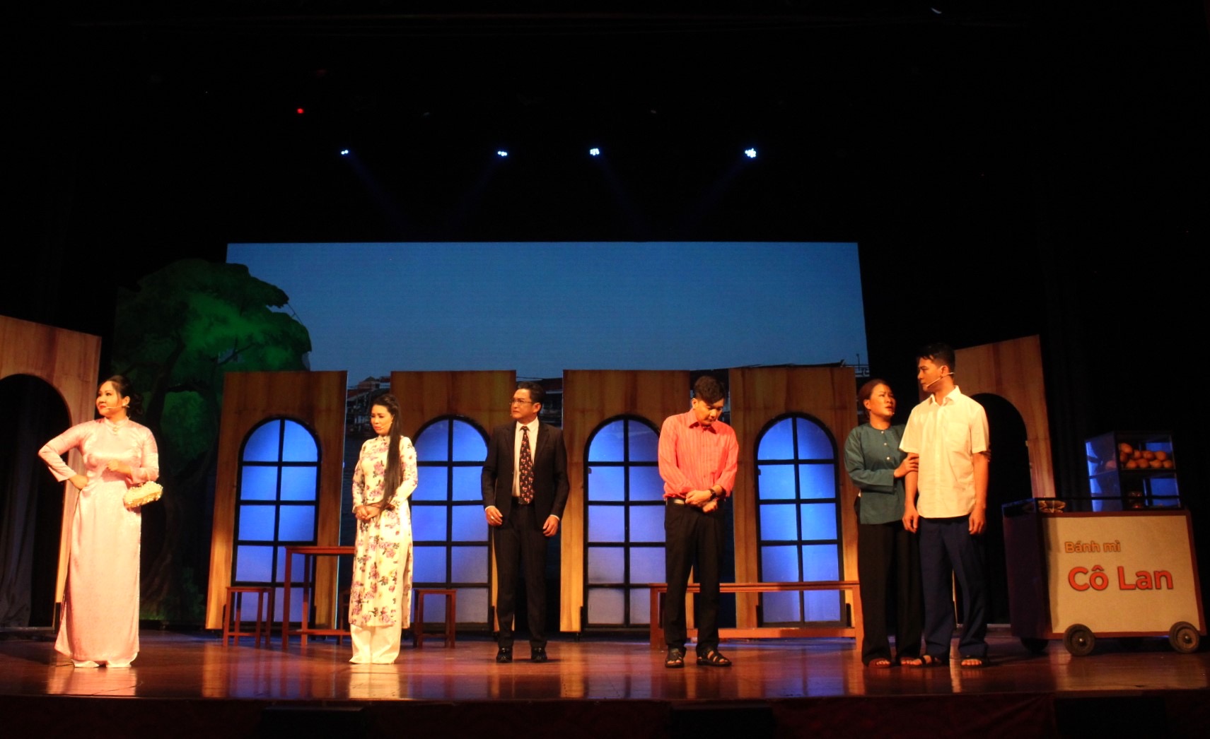 Vở cải lương Đối diện với lương tâm (hay Tuyệt tình ca) được Nhà hát Cải lương Trần Hữu Trang phục dựng, tạo cơ hội cho đội ngũ diễn viên trẻ tiếp cận kịch bản hay.
