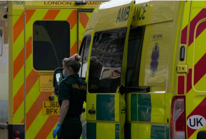 Xe cứu thương chờ bên ngoài Bệnh viện Hoàng gia London ở phía đông London,