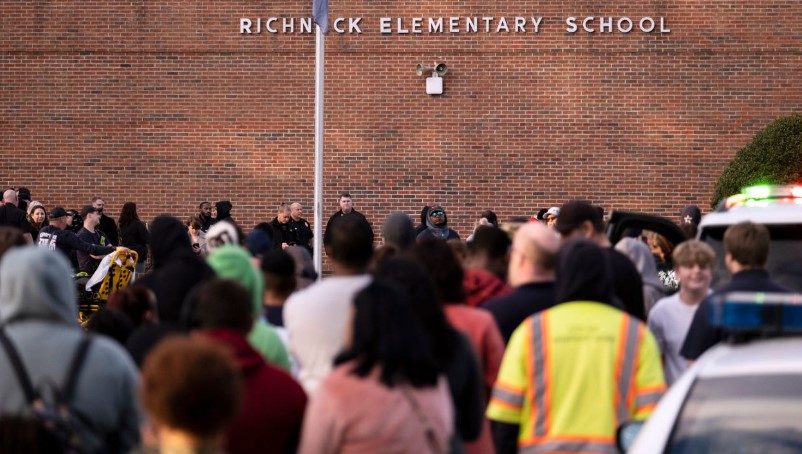 Học sinh và cảnh sát tập trung bên ngoài Trường Tiểu học Richneck sau một vụ nổ súng, Thứ Sáu, ngày 6 tháng 1 năm 2023, tại Newport News, Virginia.
