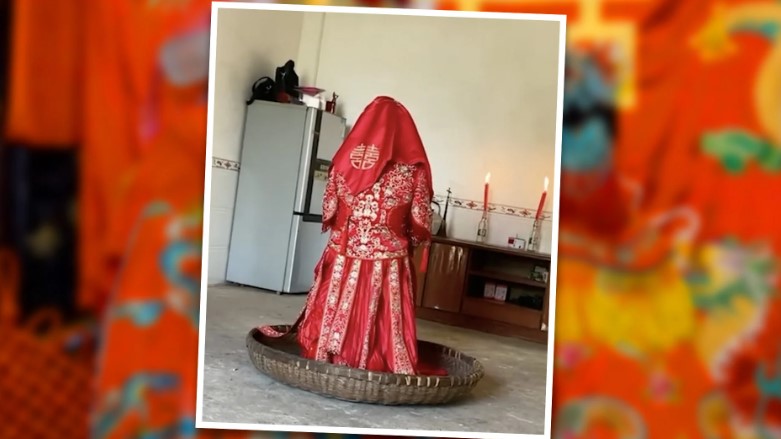 Một đoạn video về nghi lễ giữ trinh tiết của một cô dâu 'thời phong kiến' ở Trung Quốc đang gây phẫn nộ dư luận sau khi được đăng tải lên mạng. Ảnh: SCMP tổng hợp/phát tay