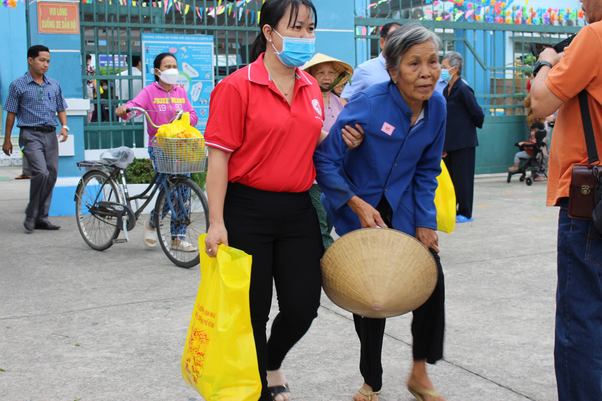 Người dân khó khăn tại huyện Bình Chánh và phần quà san sẻ nghĩa tình