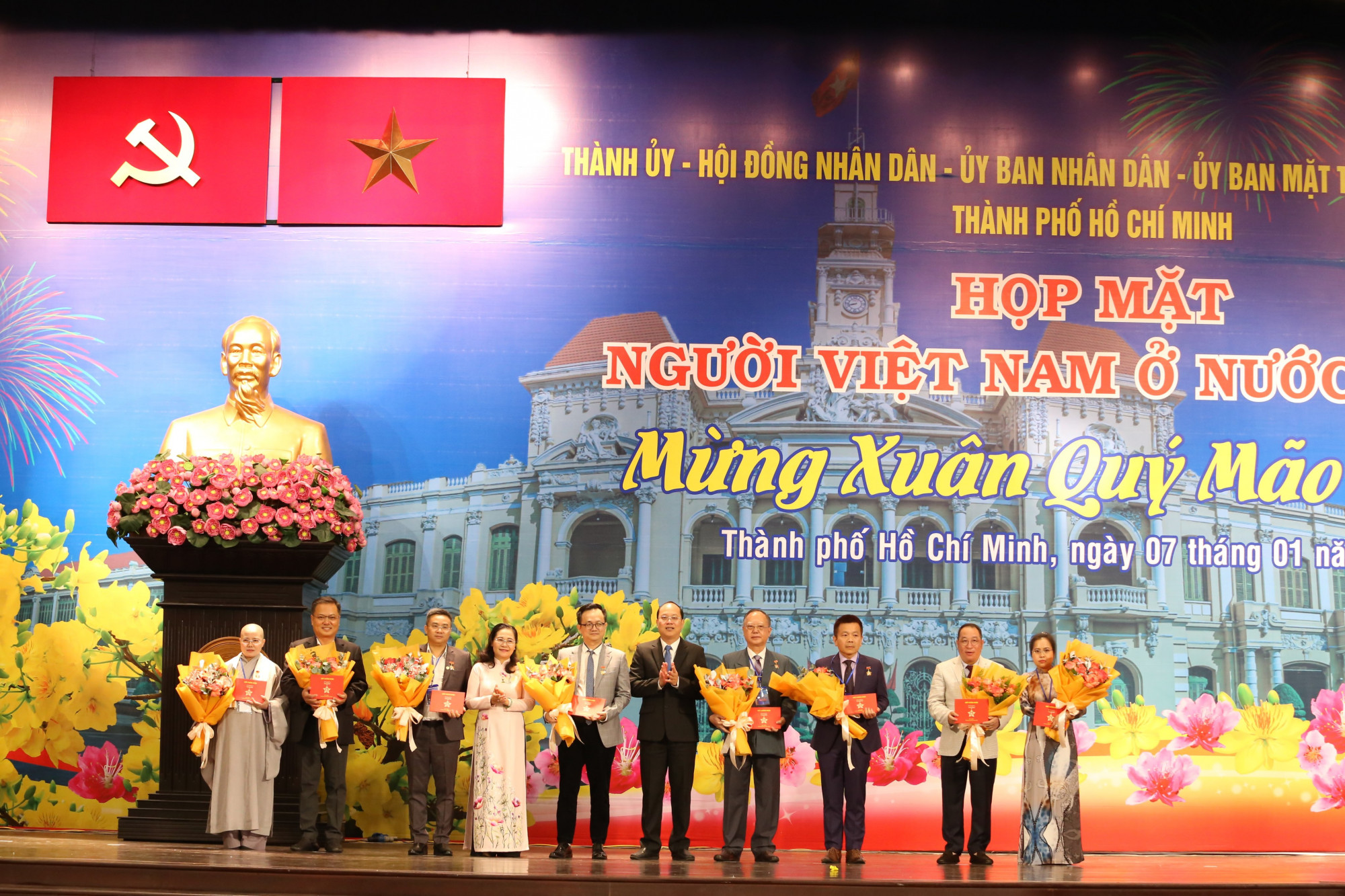 Tại buổi họp mặt, các lãnh đạo thành phố đã trao tặng Huy hiệu Thành phố Hồ Chí Minh cho 12 cá nhân tiêu biểu và Bằng khen UBND TPHCM cho 6 tập thể và 14 cá nhân.
