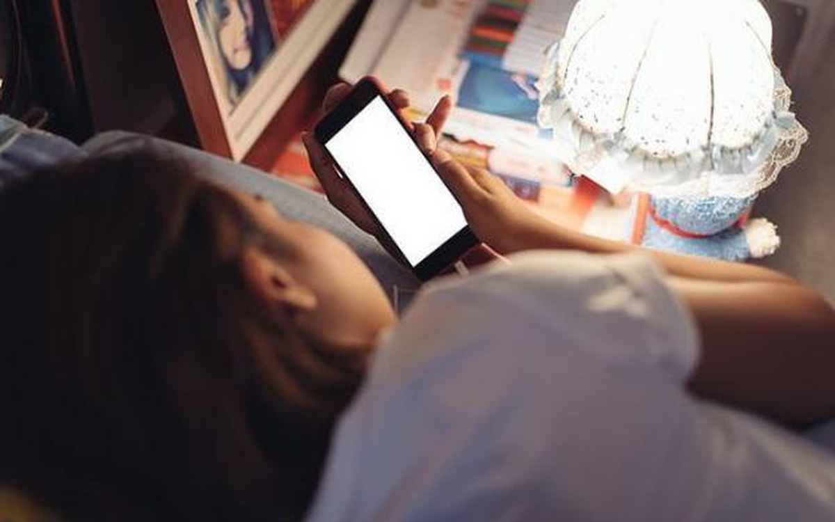 Trẻ xem điện thoại quá nhiều dễ bị rối loạn giấc ngủ, ít giao tiếp xã hội,...