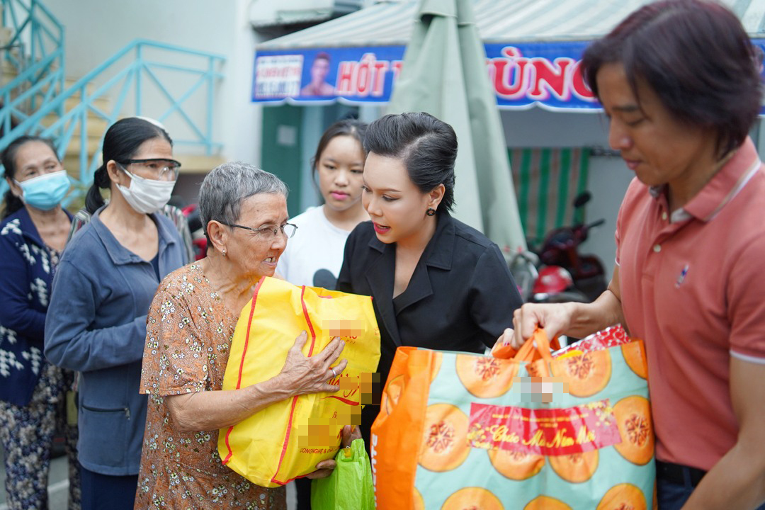 Vợ chồng nghệ sĩ Việt Hương tặng quà cho các gia đình khó khăn tại phường 2, quận 10, TPHCM