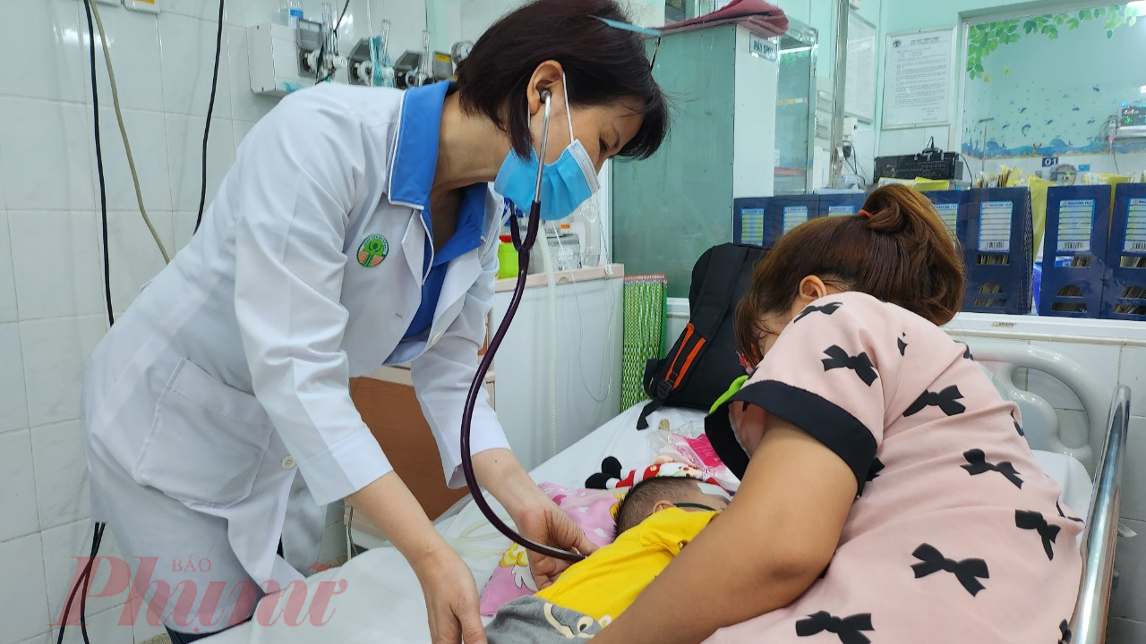 Bác sĩ Hương thăm khám, hướng dẫn người nhà xông khí dung cho trẻ