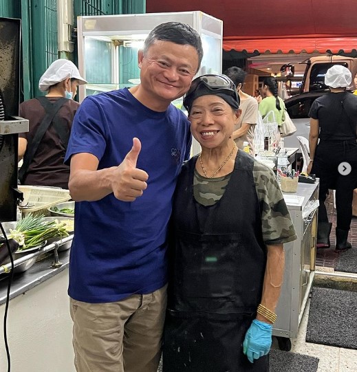 Ảnh chụp màn hình Jack Ma, người sáng lập Ant Group và đầu bếp từng được trao sao Michelin Supinya Jay Fai Junsuta. (Ảnh: Instagram/Jayfaibangkok)