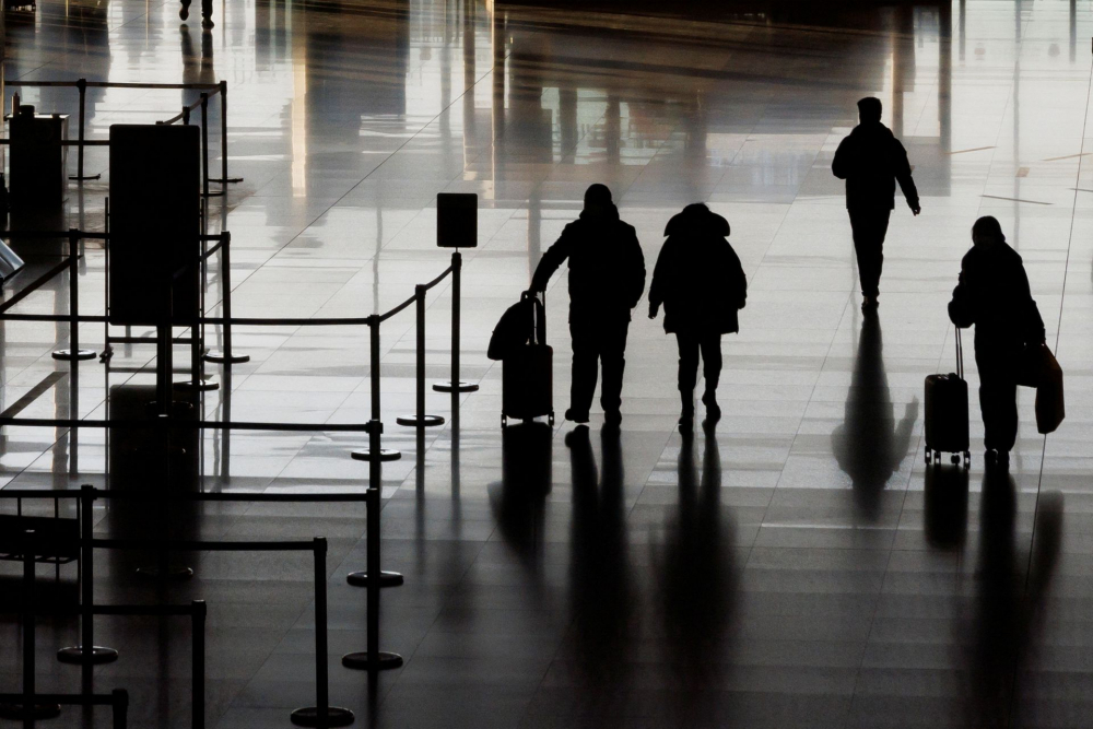 Hành khách đi bộ trong sảnh khởi hành tại Sân bay Quốc tế Thủ đô Bắc Kinh