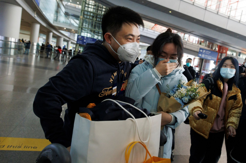 Một cô gái bật khóc khi chào đón người thân tại cổng đến quốc tế ở Sân bay Quốc tế Thủ đô Bắc Kinh