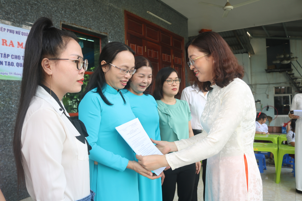 Bà Huỳnh Đặng Hà Tuyên - Chủ tịch Hội LHPN quận Bình Tân - trao quyết định thành lập Tổ hỗ trợ học tập cho trẻ em nhà trọ. 