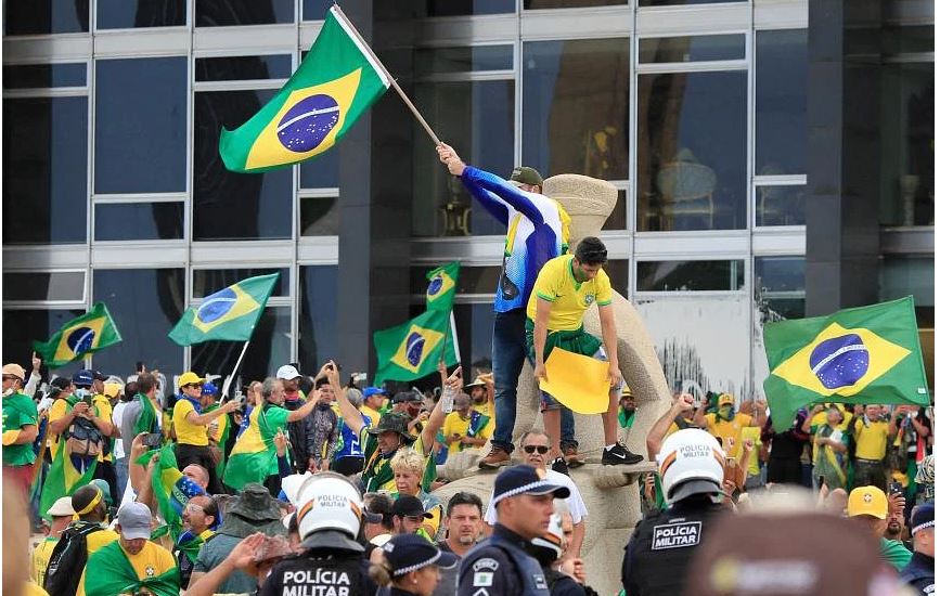 Những người ủng hộ cựu Tổng thống Jair Bolsonaro xông vào Dinh Tổng thống Planalto 