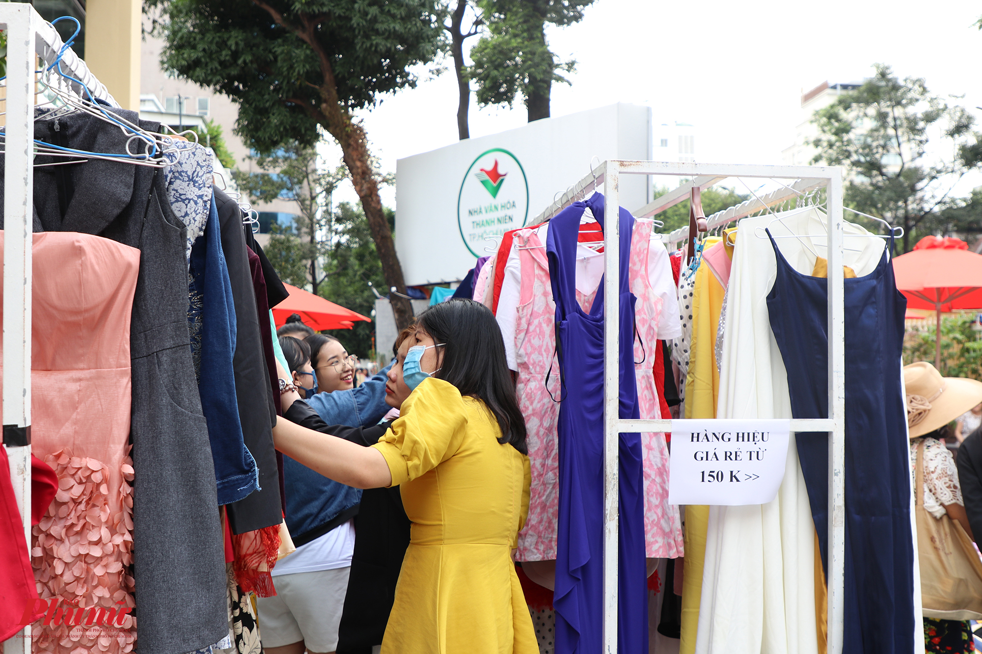 NSƯT Trịnh Kim Chi cho biết chị góp khoảng 100 trang phục, gồm của chị và ông xã. Nữ nghệ sĩ mong sự chung tay này có thể giúp đỡ các bệnh nhi ung thư 