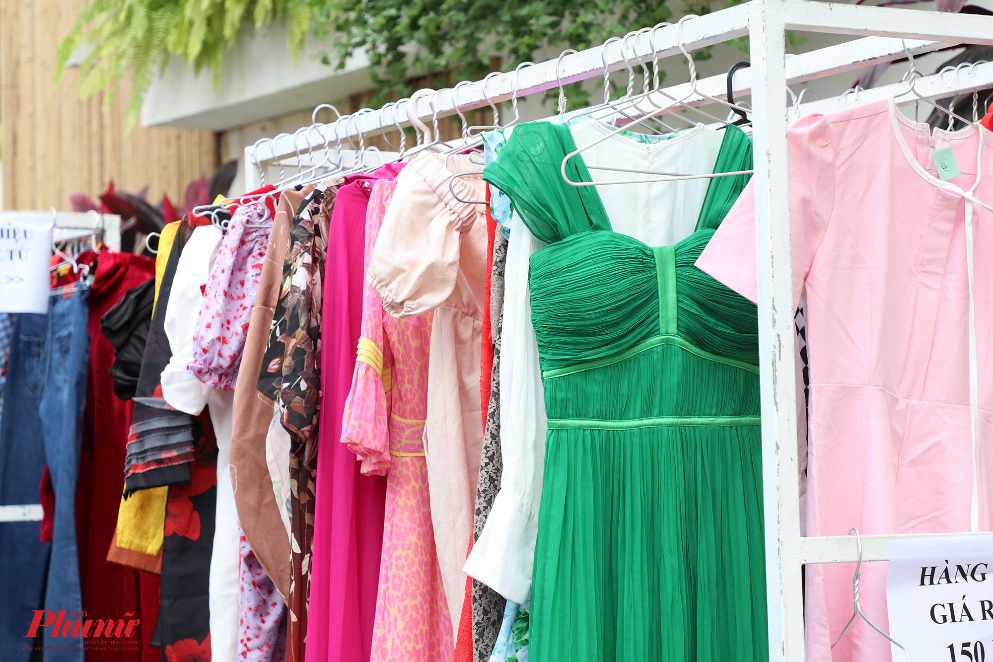 Nhiều đầm váy cầu kỳ được bán với giá chỉ 150.000, 200.000 đồng/món.