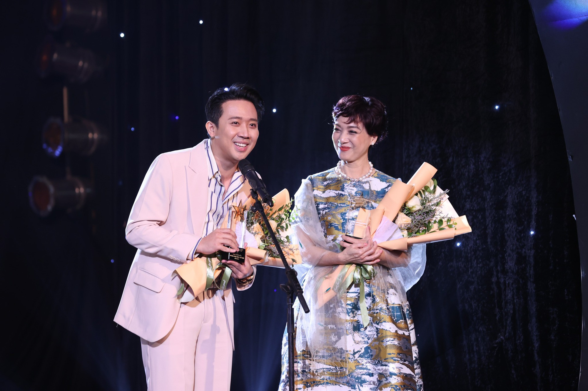 Diễn viên Trấn Thành và NSND Lê Khanh khi nhận giải