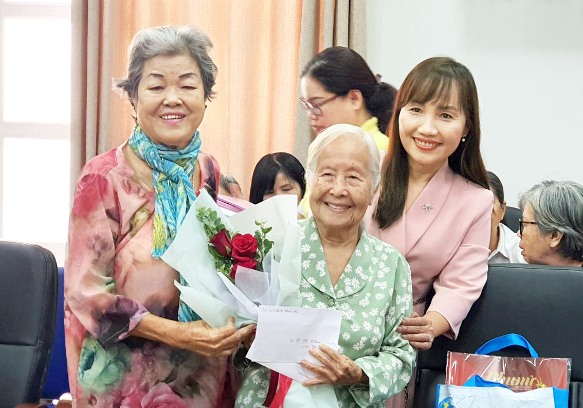Hội LHPN TPHCM và Câu lạc bộ Hưu trí chúc thọ dì Lê Thị Thanh - nguyên Phó chủ tịch Hội LHPN TPHCM