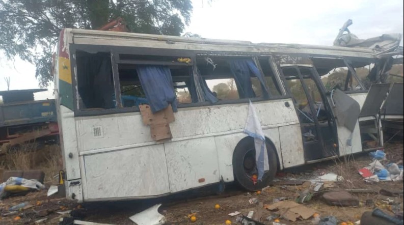 Hiện trường vụ tai nạn xe buýt chết người ở Kaffrine, miền trung Senegal, vào Chủ nhật. Ảnh: AFP