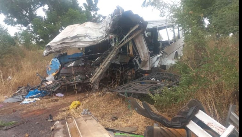 Hiện trường vụ tai nạn đường bộ ở miền trung Senegal hôm Chủ nhật, nơi có ít nhất 38 người chết và nhiều người bị thương khi hai xe buýt va chạm. Ảnh: AFP