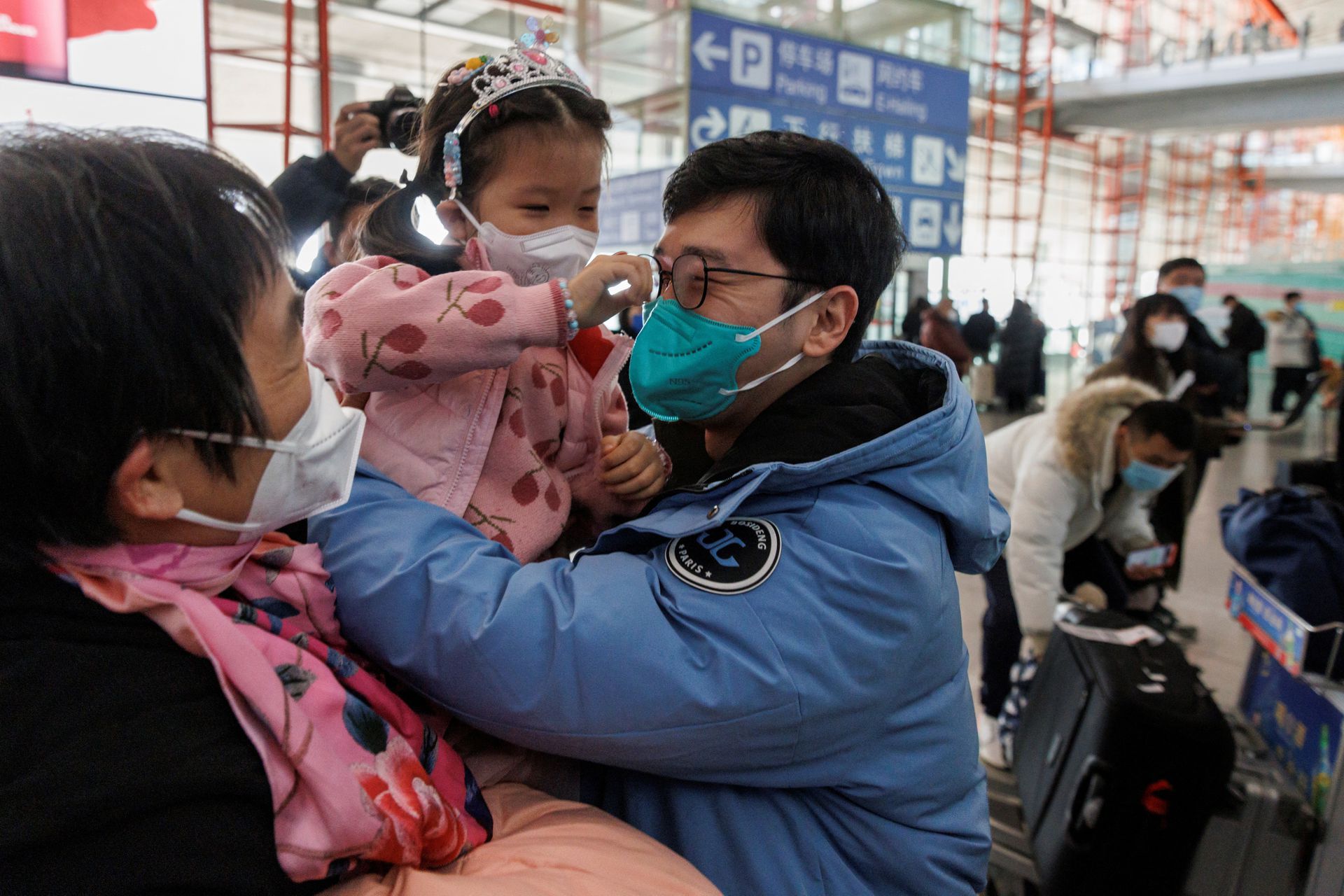 Một gia đình ôm nhau tại cổng đến quốc tế tại Sân bay Quốc tế Thủ đô Bắc Kinh hôm 8/1