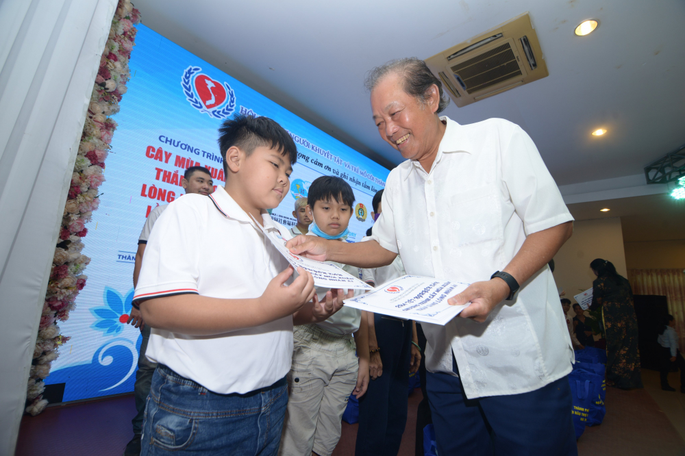 Nguyên Phó Thủ tướng chính phủ Trương Hòa Bình trao quà tết cho trẻ mồ côi 