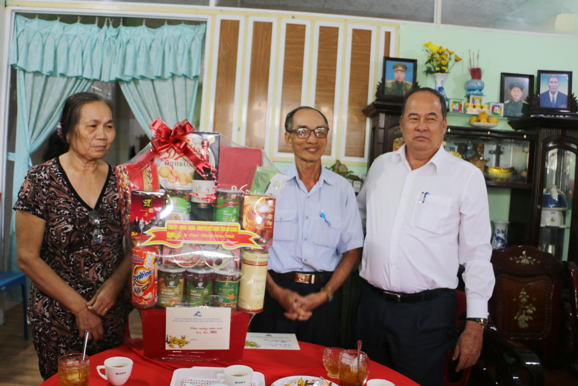 Lãnh đạo tỉnh An Giang thăm, tặng quà gia đình chính sách ở TP. Châu Đốc