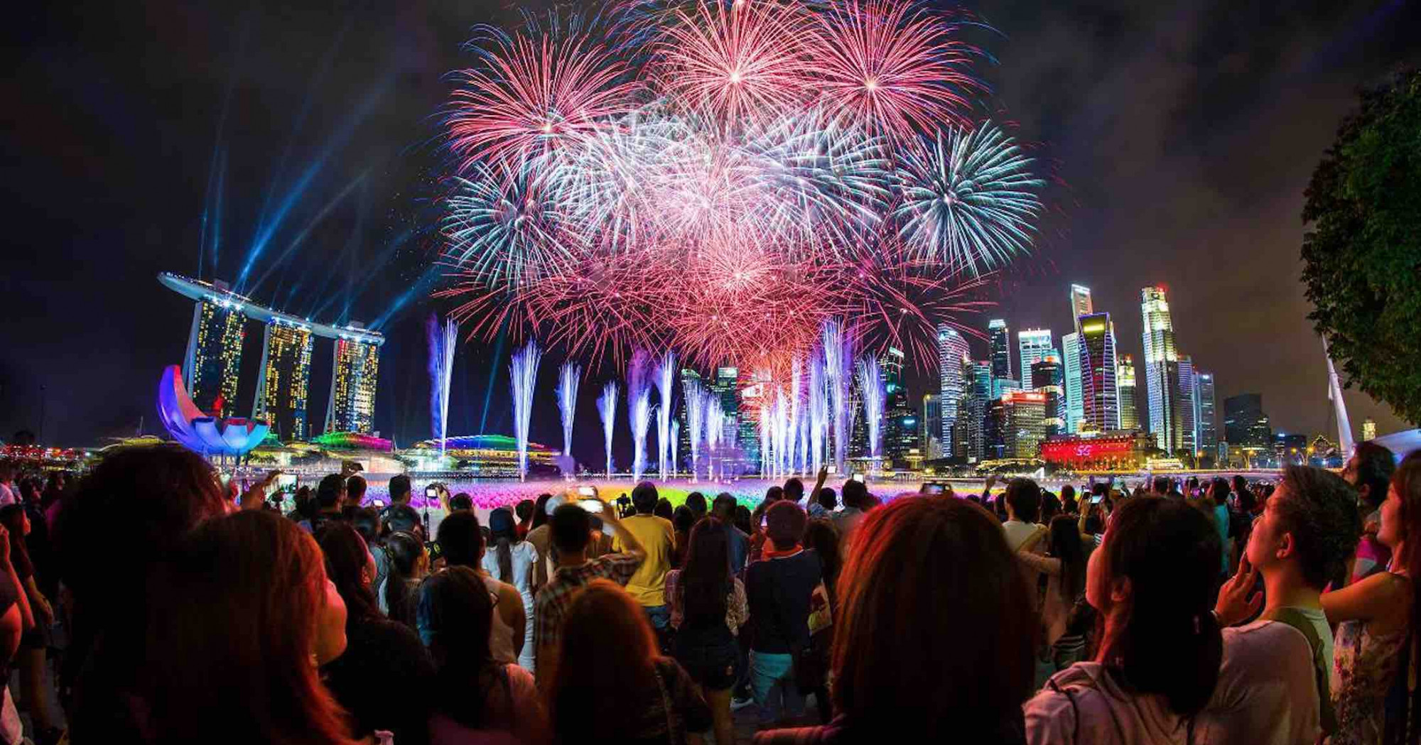 Tại Singapore , người ta có thể chứng kiến ​​sự kết hợp sôi động giữa các nền văn hóa, sắc tộc, cộng đồng và quan trọng nhất là con người. Nơi này là một gói hoàn chỉnh đầy hứng thú, bất ngờ và quyến rũ. Vì vậy, đây là một ý tưởng - tại sao không dành năm mới ở Singapore? Hãy sẵn sàng bước vào năm mới với những lễ kỷ niệm hoành tráng tại Thành phố Sư tử! Danh sách này tập hợp các điểm đến hàng đầu để tổ chức bữa tiệc đó. Cho dù đó là một bữa tiệc khiêu vũ trên bãi biển với đội của bạn hay một bữa tiệc đếm ngược trên sân thượng, Singapore có mọi lựa chọn mà bạn có thể nghĩ đến. 1. Đếm Ngược Vịnh Marina Singapore Marina Bay Singapore Đếm Ngược Năm Mới ở Singapore Marina Bay Countdown Party ( nguồn ) Còn cách nào tốt hơn để ăn mừng và tận hưởng năm mới ở Singapore hơn là đến Marina Bay Sands quyến rũ? Với một số màn pháo hoa rực rỡ, quả là một lễ hội chào đón năm mới với màn đếm ngược tại đây. Bạn có thể chọn một số địa điểm đếm ngược nổi tiếng như Bảo tàng Khoa học Nghệ thuật, Trung tâm Tài chính Mở, Khách sạn Fullerton Bay, Merlion, v.v. Âm nhạc, ánh sáng, tia laser, mọi thứ sẽ khiến bạn kinh ngạc trước cảnh tượng này và mang đến cho bạn một lễ hội như ý muốn vào đêm giao thừa. Vị trí : 10 đại lộ Bayfront 2. Tiệc bãi biển Siloso Tiệc bãi biển Siloso đón năm mới ở Singapore Một đám người tiệc tùng ở bãi biển Siloso ( nguồn ) Còn cách nào tốt hơn để chào đón năm mới ở Singapore hơn là tiệc tùng hết mình và nhảy theo những bản nhạc EDM đầy kích thích? Không nơi nào ở Singapore làm điều đó tốt hơn bữa tiệc bãi biển Siloso nổi tiếng tại Sentosa. Sự kiện hào nhoáng, xa hoa này bắt đầu từ năm 2007 và tiếp tục thu hút hàng chục người tham gia tiệc tùng kể từ đó. Với màn pháo hoa ngoạn mục và bữa tiệc kéo dài 12 giờ diễn ra từ hoàng hôn đến bình minh, đây thường là cách ăn mừng năm mới được quảng cáo rầm rộ ở Singapore. Các đặc quyền VIP được mở rộng trong sự kiện sẽ nâng cao chỉ số của nhóm bằng cách cho phép mọi người có quyền truy cập ưu tiên vào nhóm và quyền truy cập độc quyền vào lều VIP.   Địa điểm : Bãi biển Siloso, Sentosa Thời lượng : 12 giờ Thời gian : 6:00 chiều - 6:00 sáng (xấp xỉ) Giá : Earlybird (8-31 tháng 10) - 48 SGD Đặt phòng nâng cao (1 tháng 11 - 26 tháng 12): 58 SGD Đặt phòng tiêu chuẩn (27 tháng 10) Tháng 12-ngày 1 tháng 1): 68 SGD VIP: 108 SGD 3. Ngôi nhà sóng Sentosa Wave House Sentosa, đón năm mới ở Singapore Wave House Sentosa thanh bình ( nguồn ) Một bữa tiệc kéo dài 12 giờ với 12 DJ chơi nhạc dồn dập không ngừng là một cách tuyệt vời để đón giao thừa. Bữa tiệc tại Wave House cung cấp 12 loại đồ uống miễn phí xứng đáng với thời gian và tiền bạc của bạn. Với sự góp mặt của một số nghệ sĩ trong nước và quốc tế, bữa tiệc dường như chưa dừng lại ở đây, mang đến nhịp điệu được mong đợi cho một khởi đầu mới và một năm mới.