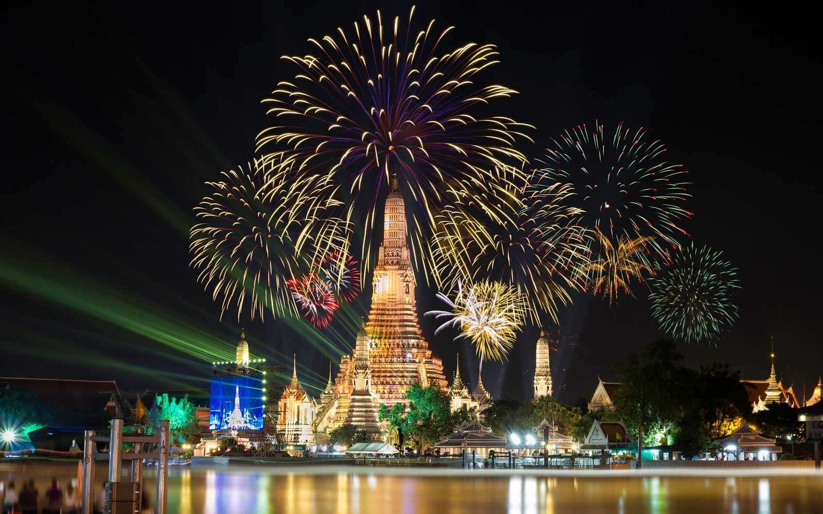 Năm mới ở Thái Lan là cao điểm của mùa du lịch. Vào thời gian này, hàng triệu du khách từ khắp nơi trên thế giới sẽ đến đây để tham gia, trải nghiệm văn hóa của quốc gia này. 